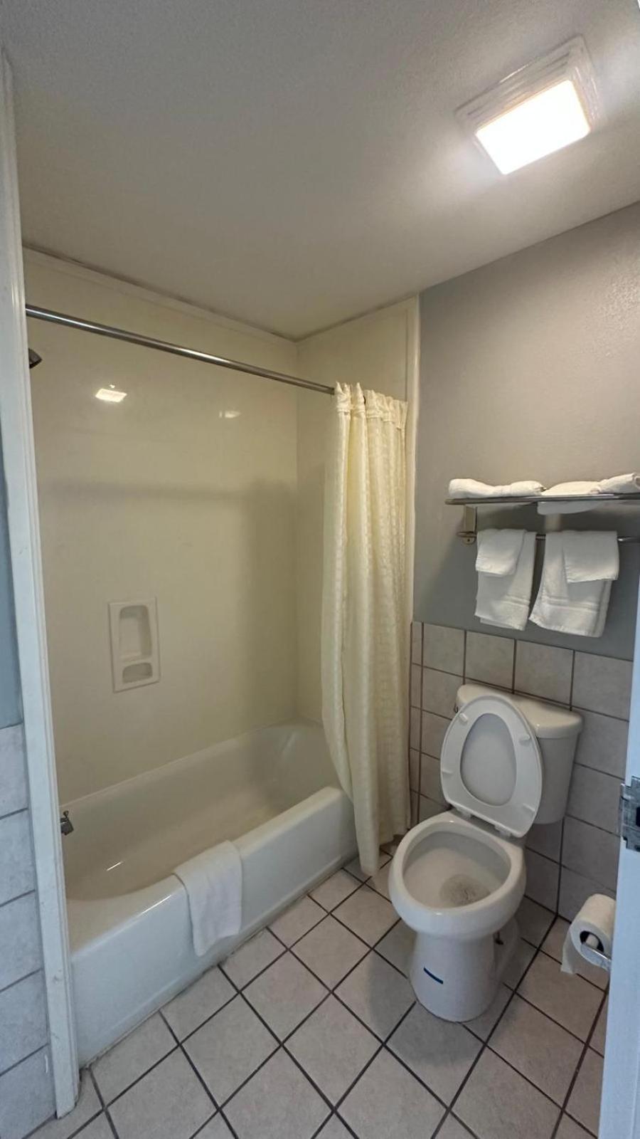 Executive Inn & Suites West Columbia Экстерьер фото